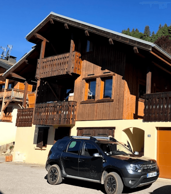 Facade du chalet en ete