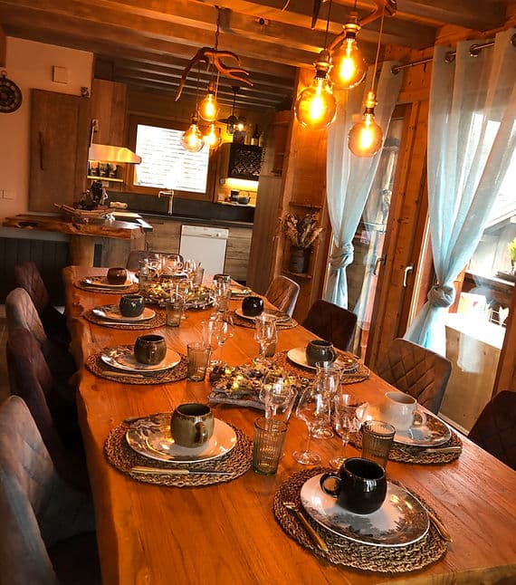 Grande table dans le chalet